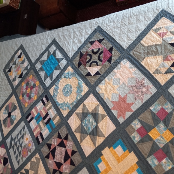 KING SIZED SAMPLER QUILT 87" × 96" - Picture 3 of 16